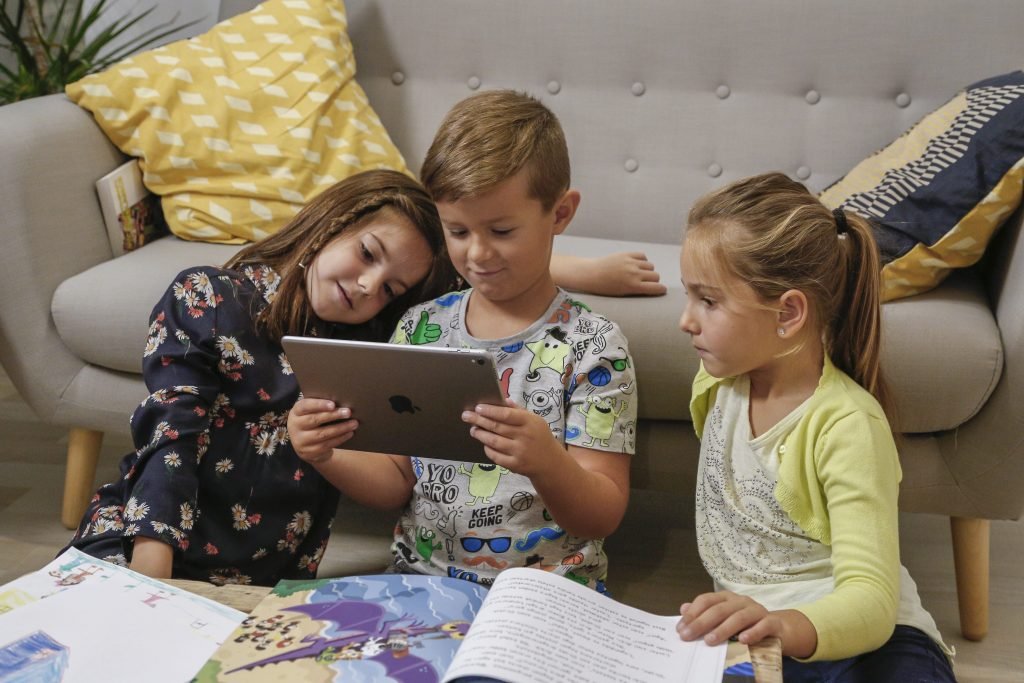 ARBI Augmented Reality Books - Kids playing with Augmented Reality