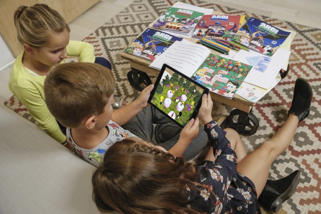 ARBI Augmented Reality Books - Having fun with Augmented Reality