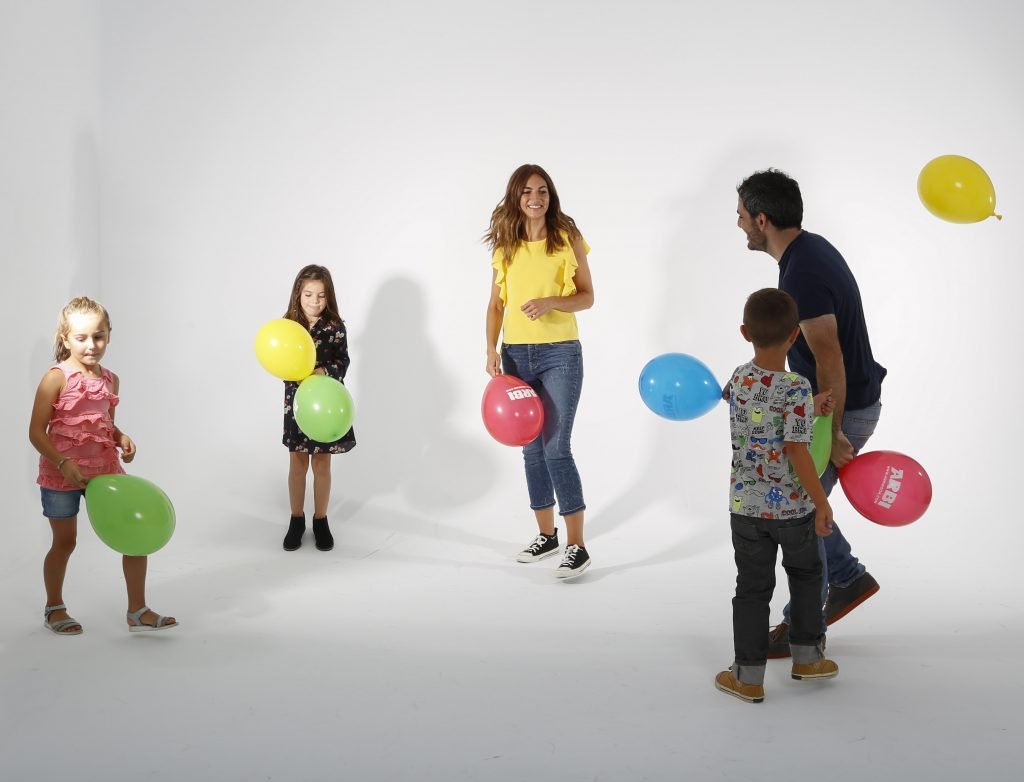 ARBI Augmented Reality Books - Family having fun with ARBI Ballons